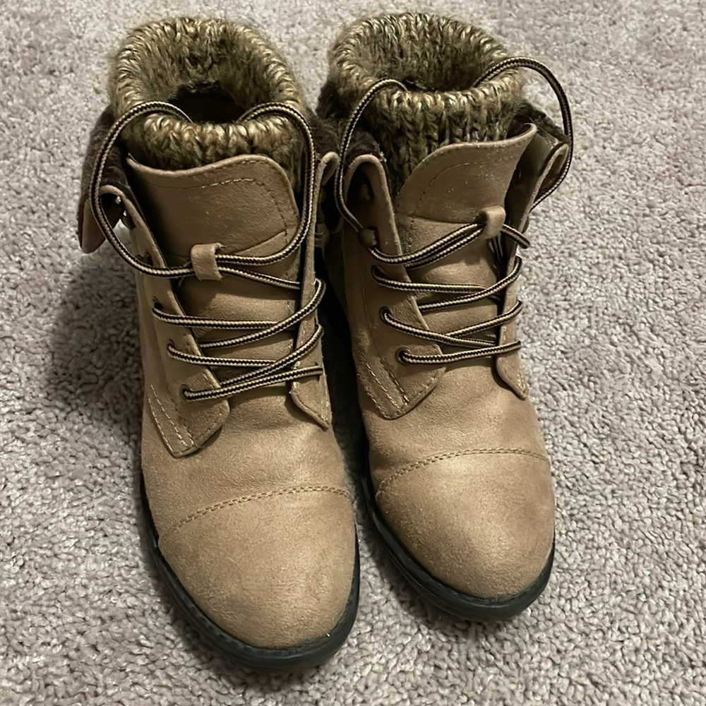 Cliffs by White Mountain Tan Ankle Boots Women’s 5.5 Lace Up Cozy Knit Cuff